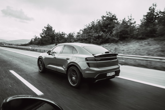 Porsche Macan EV тест Draive