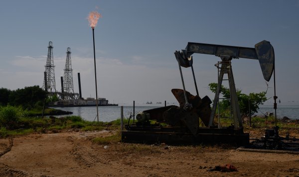 С американской нефтяной таможенной прессой Венесуэлой и не позволяет Китаю вмешиваться