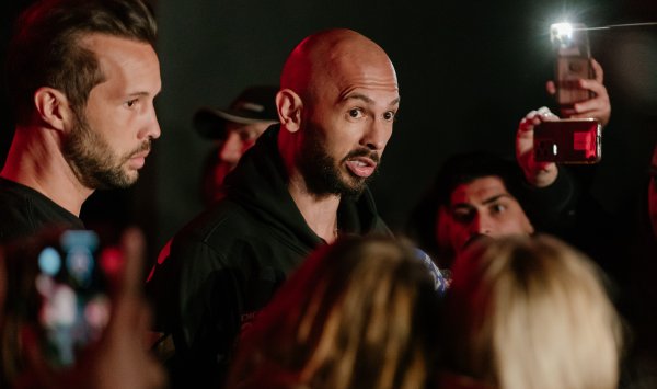 Серия «подростков» показывает, что коррумпированы молодыми мальчиками