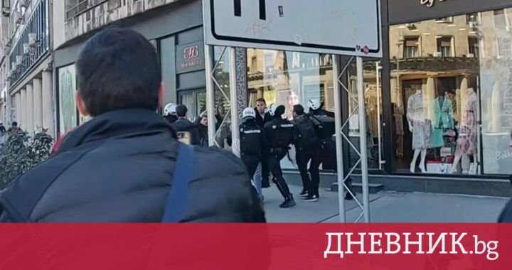 Столкновения перед мэрией в Белграде в протесте против коррупции