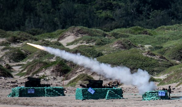 Китай впервые транслируйте живые военные учения вокруг Тайваня