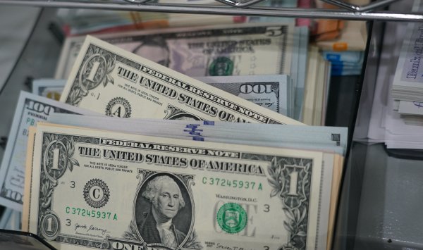 Долларовый курс продолжает падать, и трейдеры придерживаются Mecchi Bets