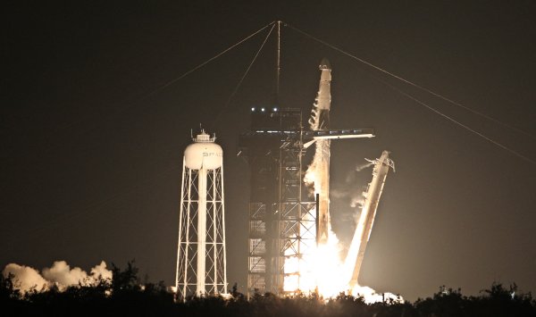 SpaceX выпустил первую пилотированную миссию по столбам