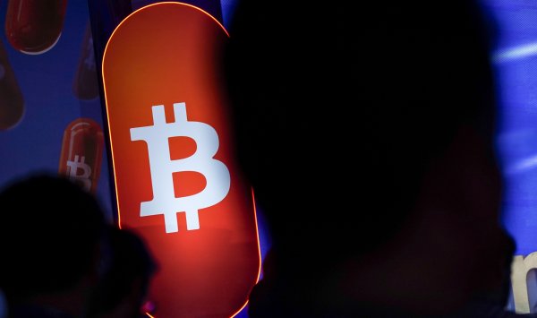 Биткойн поднимается после спора между Трампом и Пауэллом, который ослабил доллары