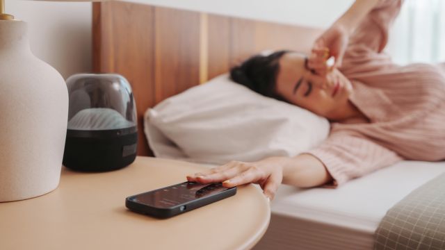 Телефон перед тем, как ложиться спать, шортени спят на 24 минуты