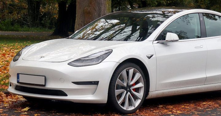 Tesla Model 3 носит шины самых быстрых