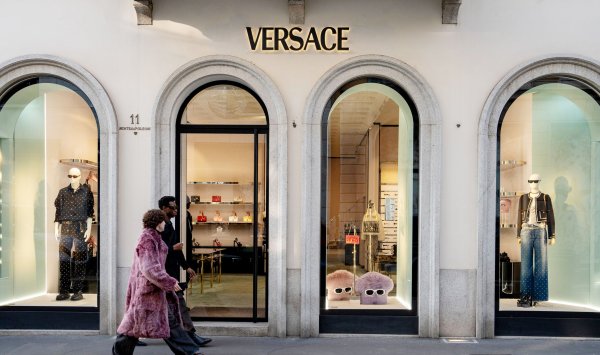 Прадас уже факт. Prada приобретает Versace, чтобы конкурировать с LVMH
