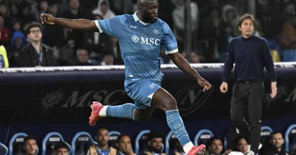 Napoli Blurly Empoli и остается на 3 очка позади интерната