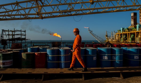 Нефть возросла на второй день после того, как Соединенные Штаты приняли новые меры против Ирана