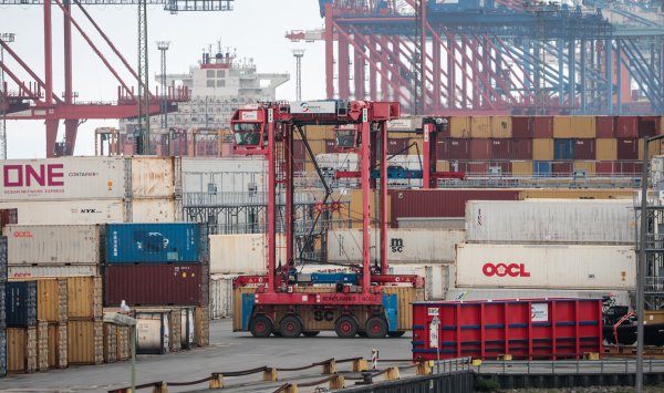 Стоки в европейских портах являются предупреждением для США и Азии