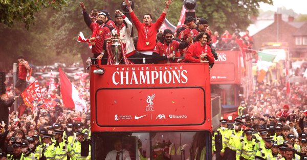 Кровь и машины скорой помощи! Отменили люди на Parade + Parade +