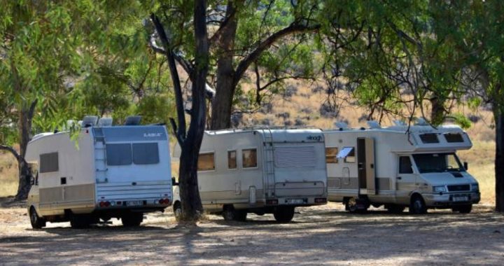 Греция представила штраф и даже тюрьму за караваны на пляже