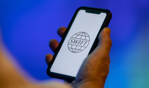 ЕС рассматривает возможность взять 20 банков из Swift в рамках новых санкций против России