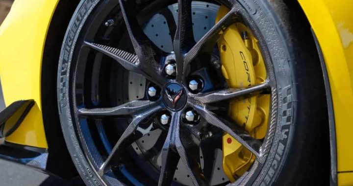 Chevrolet Corvette впервые получил 10-поршню тормозные суппорты
