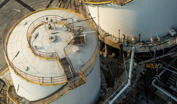 Нефть стабилизируется сосредоточенным на Ближнем Востоке