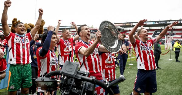 После краха Аякса: PSV является чемпионом на низкой земле