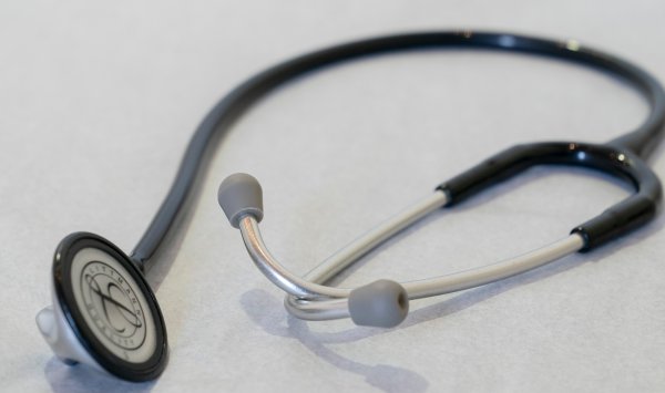 Первые лекарства, созданные ИИ, могут достичь рынка к 2030 году.