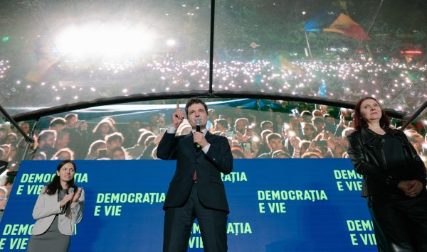 По словам Exitropos, мэр Бухареста ведет к президентским выборам в румынском языке.