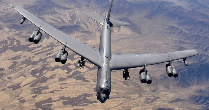 США выбросили стратегические бомбардировщики B-52 в Индийский океан