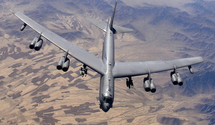 США выбросили стратегические бомбардировщики B-52 в Индийский океан