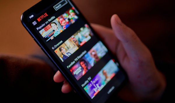 Эмили осталась в Париже. Макрон теперь хочет заменить европейский Netflix