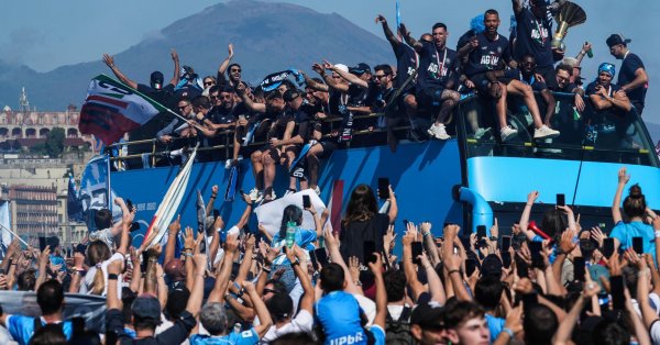 Неаполь сошел с ума из -за чемпионов Италии