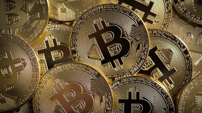 Биткойн побеждает все записи: цена превысила 111 тысячи долларов США