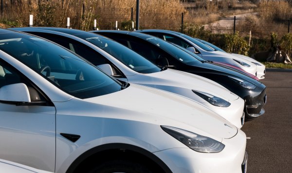 Продажа Tesla в Европе продолжается, несмотря на вход модели Y