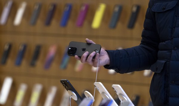 Трамп хочет, чтобы Apple прекратила перемещение производства iPhone в Индию