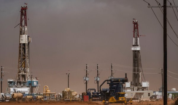 Нефть стабилизируется после ранней падения в ожидании разговора Трампа-Путин