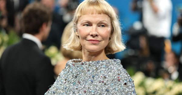 Памела Андерсон показала новое видение красной ковровой дорожки Met Gala