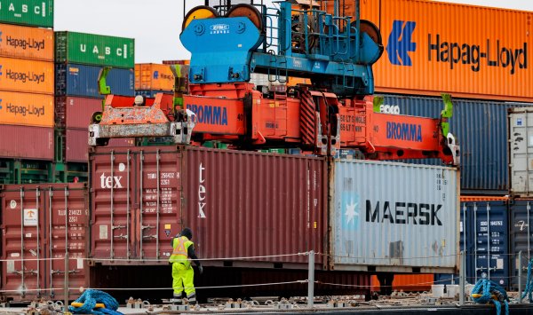 Новые угрозы обязанностям Трампа означают одно: неопределенность в торговле остается