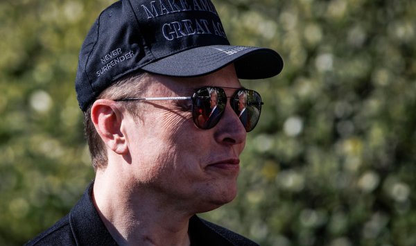 Маск покидает правительство, в то время как его предприятия покрыты землетрясениями