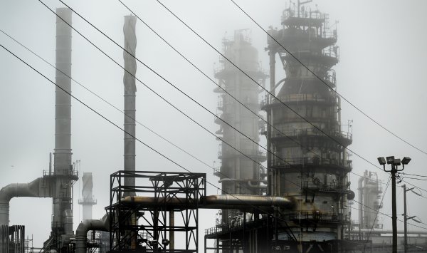 Цена на нефть стабилизируется после задержки обязанностей ЕС