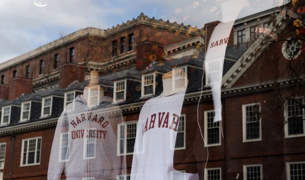 Гарвард зарабатывает временно блокируя запрет иностранных студентов Трампа