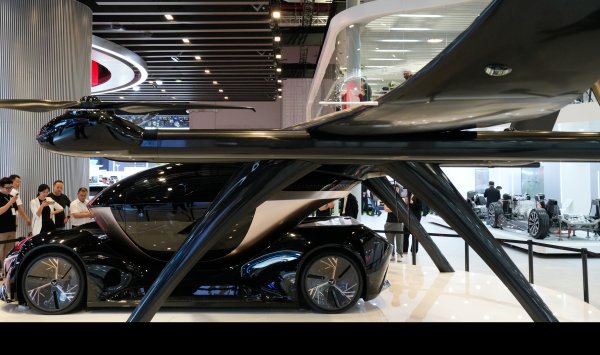 Любимый китайский элитный автомобиль приобретает современное видение