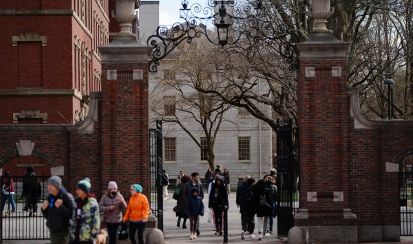 Прощение иностранных студентов в Гарварде не отменяет нависающие угрозы