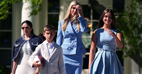 Сын Иванки Трампа играет на пианино для своего деда Дональда в Белом доме