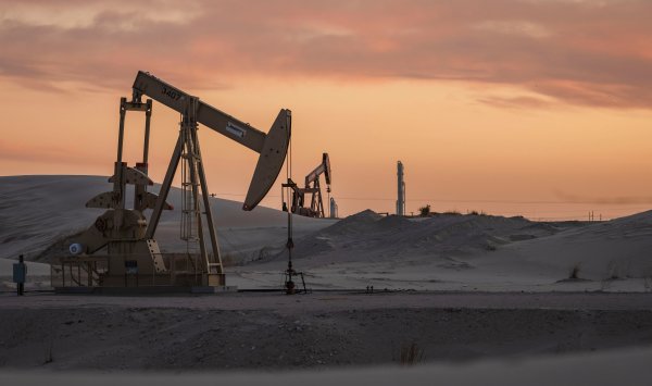 Petrolea дешевле, в то время как рынок анализирует торговую политику США