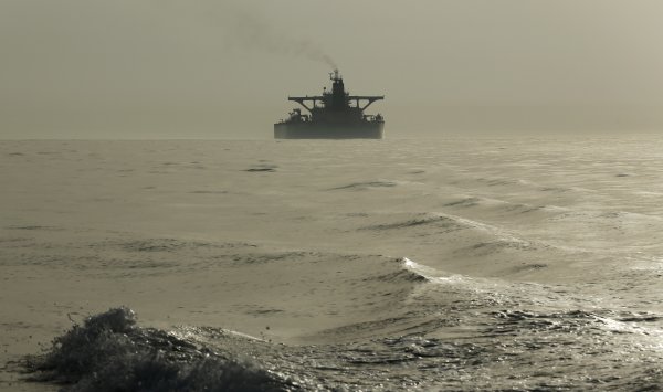 Ущерб корабля создает хаос в Персидском заливе