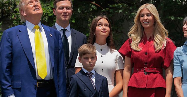 13-летняя дочь Иванка Трампа была расстроена своими платьями