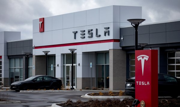 Тесла рухнула после конфликта между Маск и Трампом