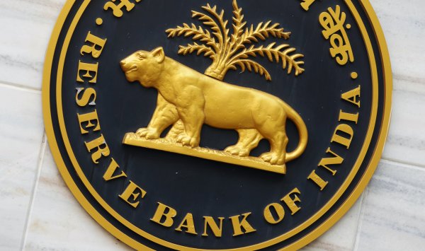 Короткая позиция за 73 миллиарда долларов оказывает давление на индийскую рупию