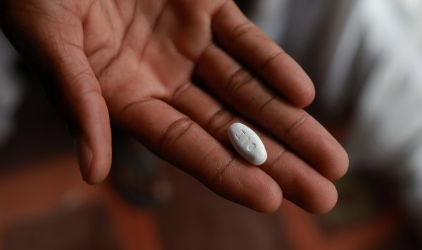 Сокращение помощи США угрожает самой большой программе лечения ВИЧ