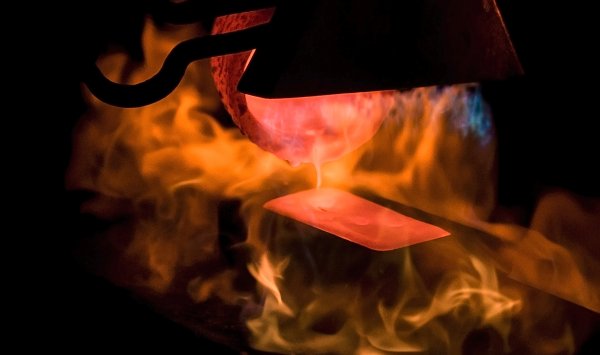 Золото стабилизируется после снижения цены в ФРС