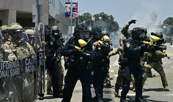 Столкновения в Лос -Анджелесе обострились после того, как Трамп послал Национальную гвардию