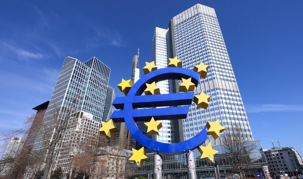 Более сильный рост в области евро также является следствием денежно -кредитной политики ЕЦБ.