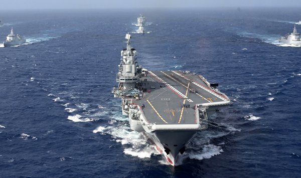 Китайский авианосец обнаруживается, действуя все больше и больше внутрь в Тихом океане