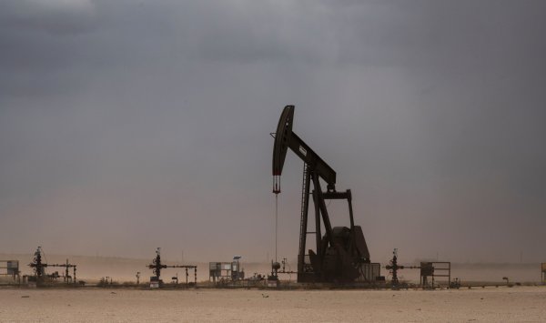 Нефть продолжает расти в цене из -за слабых долларов и геополитической неопределенности