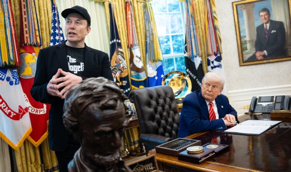 Маск подвергает свою империю на многосторонний риск как борьбу с Трампом